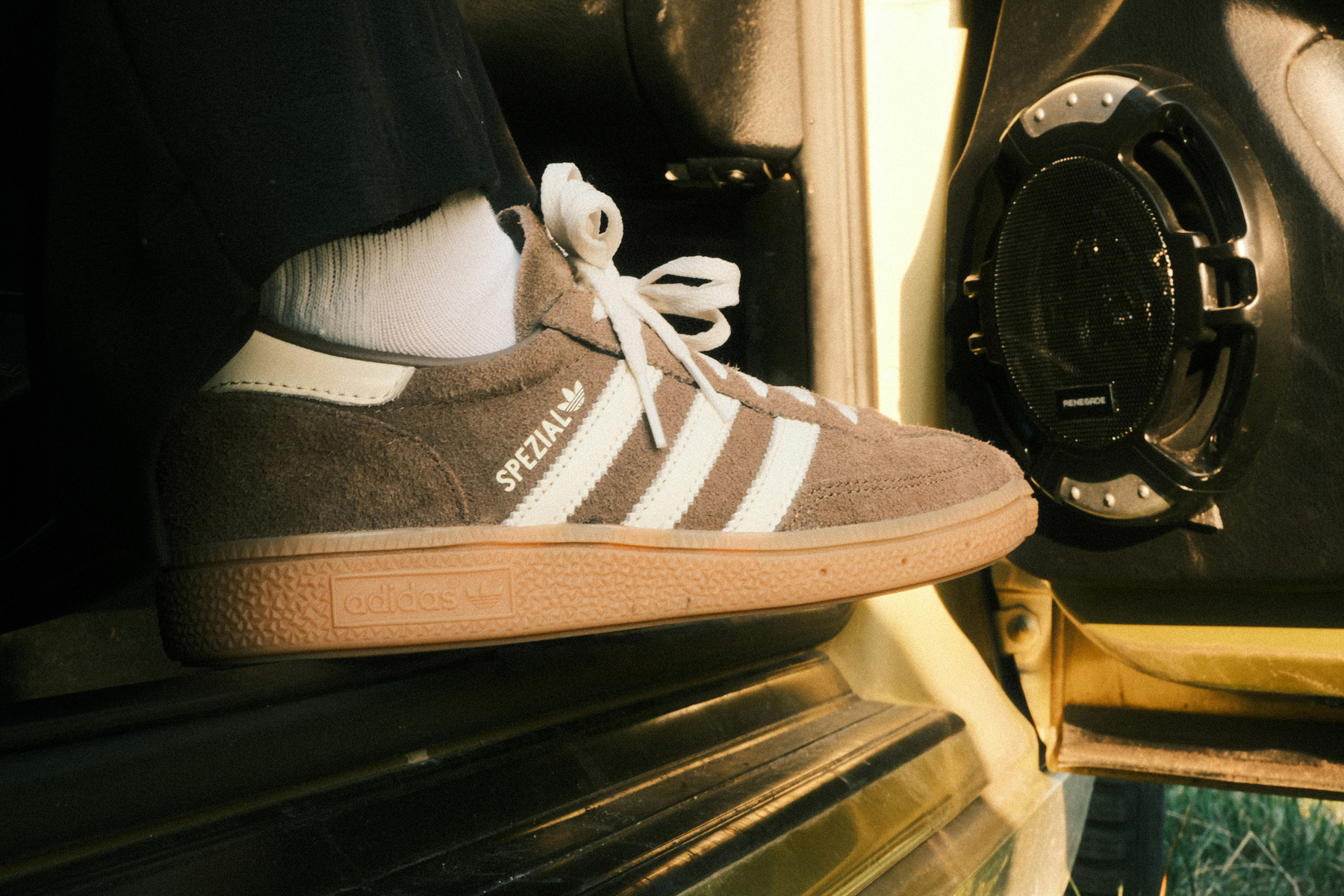 Wildlederschuh mit sichtbarem Fleck