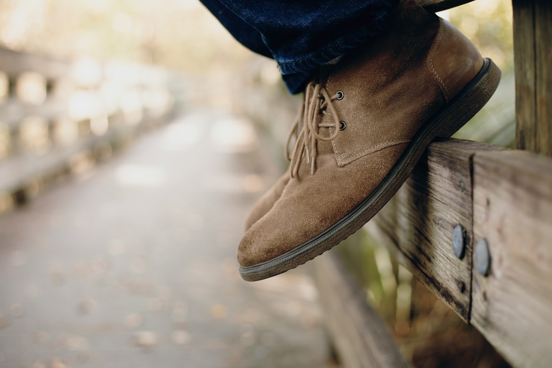 Veloursleder-Schuh mit leichten Verschmutzungen