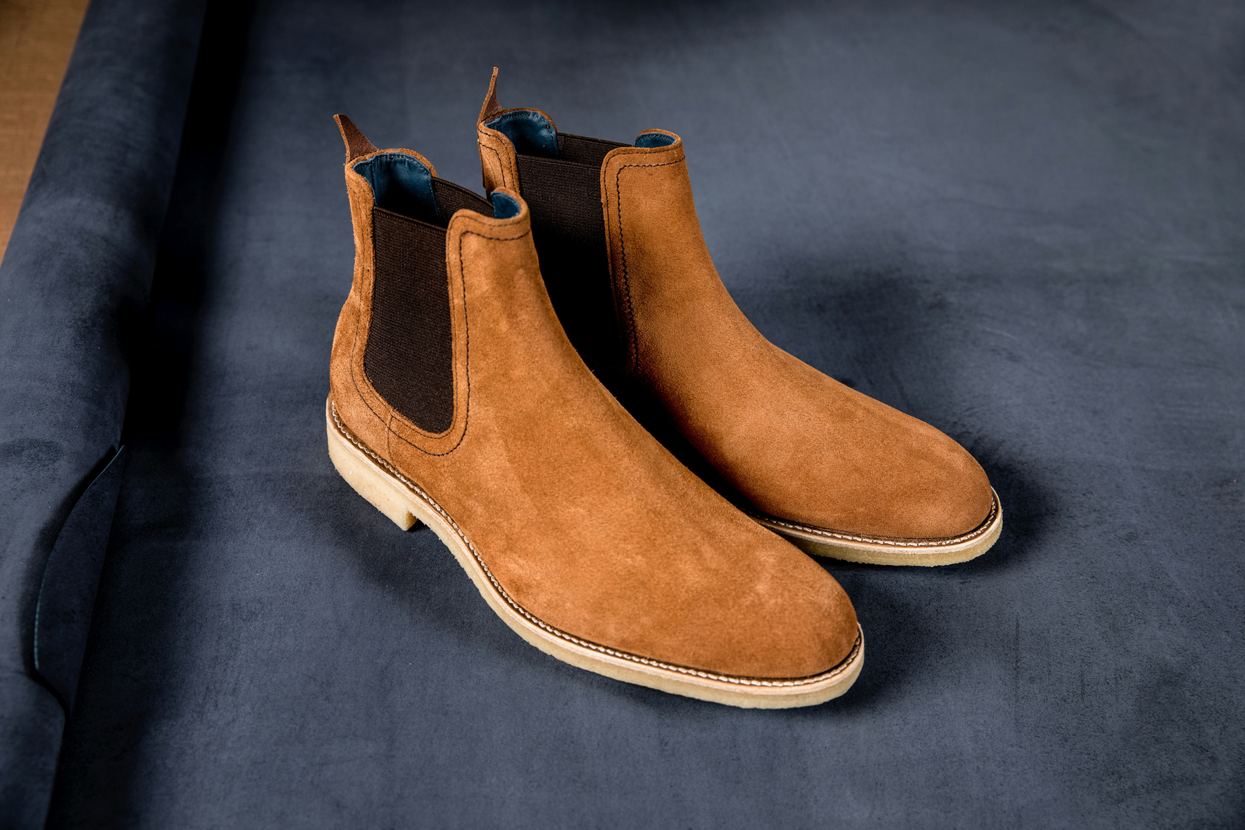 Wildlederschuhe werden mit einer Bürste gereinigt