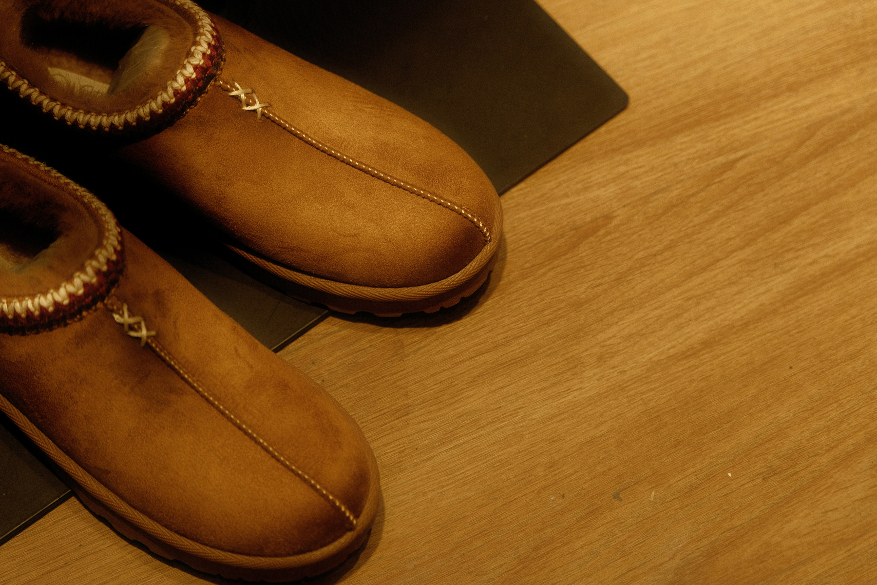 Wildlederschuhe werden mit einer Bürste gepflegt