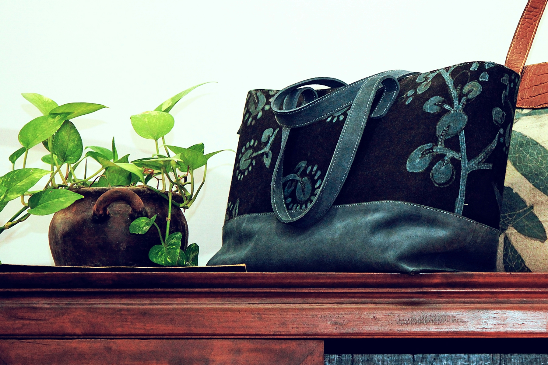 Handtasche aus Wildleder wird gepflegt