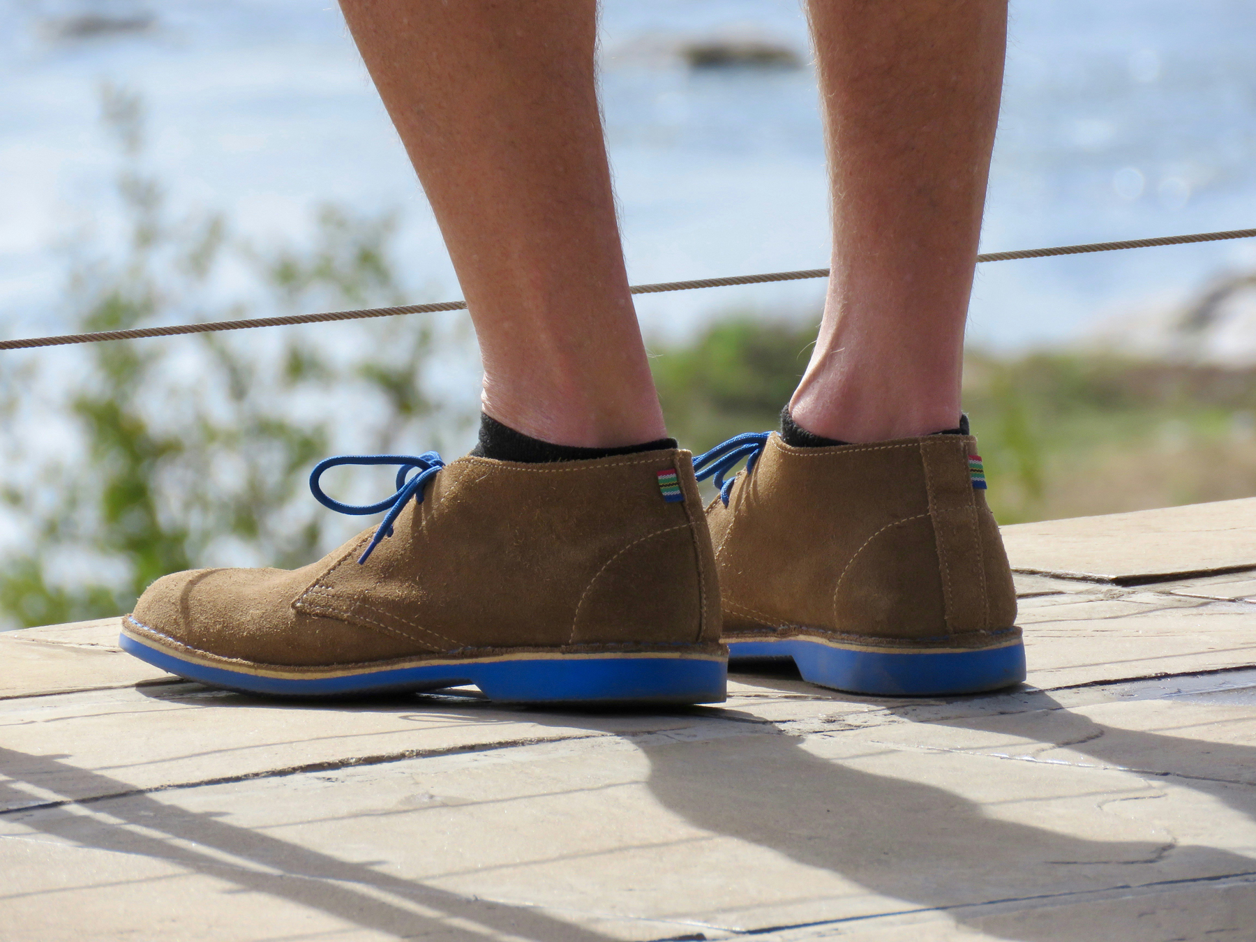 Veloursleder-Schuh mit Wasserflecken